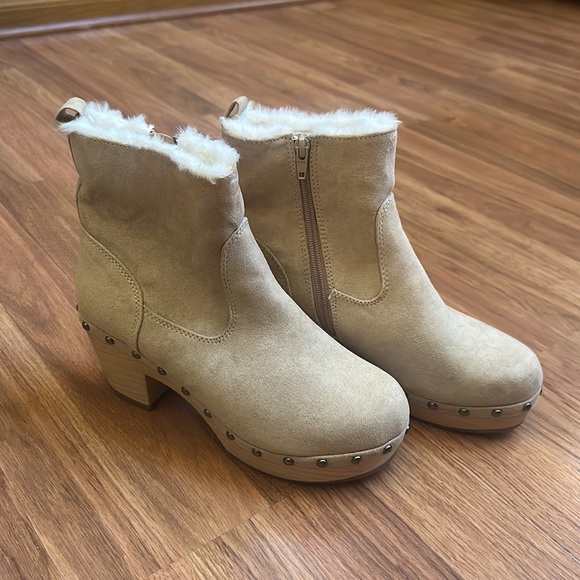 Beautiful fabric upper faux fur lining and faux fur sock boots - Picture 2 of 12